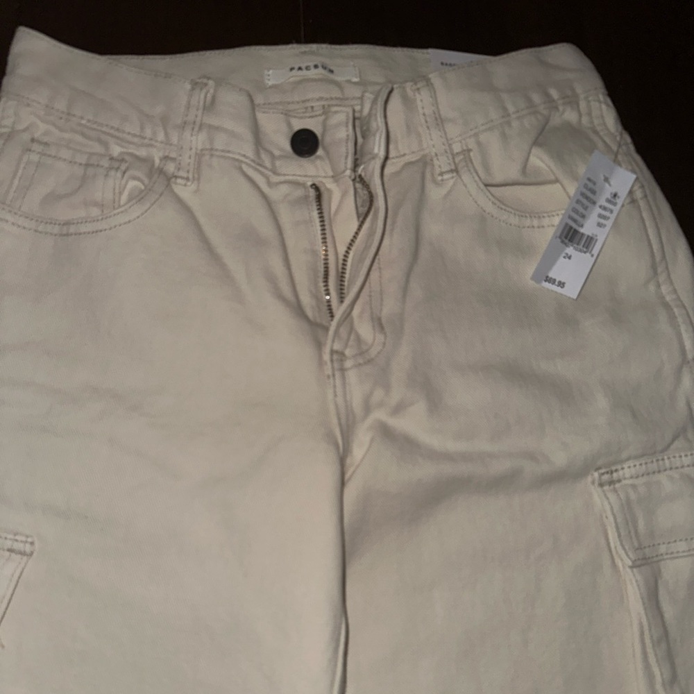 UO off white wide leg cargo pants. Size 24. NWT.